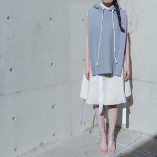 hoodie-vest-poncho/“in”or“on”